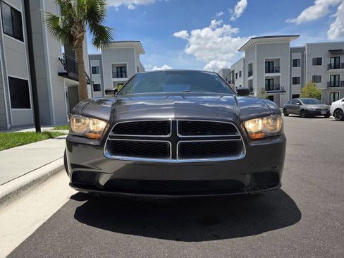 Used 2014 Dodge Charger SE RWD image 2