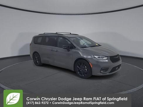 Used 2025 Chrysler Pacifica Limited FWD image 3