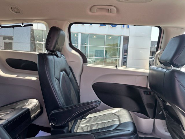 Used 2022 Chrysler Pacifica Touring-L FWD image 14