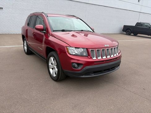 Used 2014 Jeep Compass Latitude FWD image 3