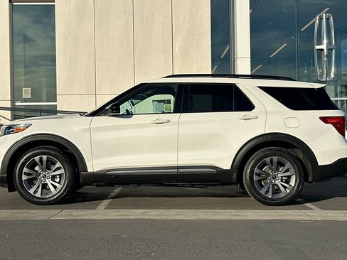 Used 2022 Ford Explorer XLT w/ Equipment Group 202A image 6