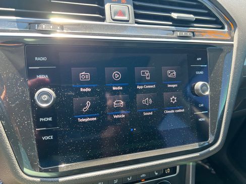 Used 2019 Volkswagen Tiguan S image 28