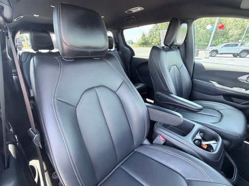 Used 2025 Chrysler Pacifica Select FWD image 26