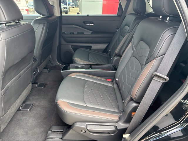 Used 2024 Nissan Pathfinder Platinum FWD image 16