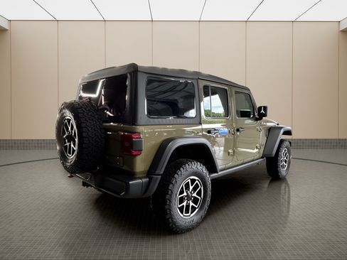 Used 2025 Jeep Wrangler Unlimited Rubicon AWD/4WD image 5