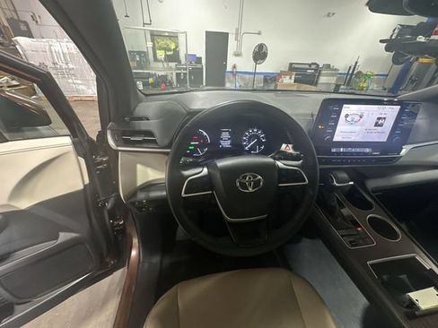 Used 2023 Toyota Sienna XLE FWD image 15