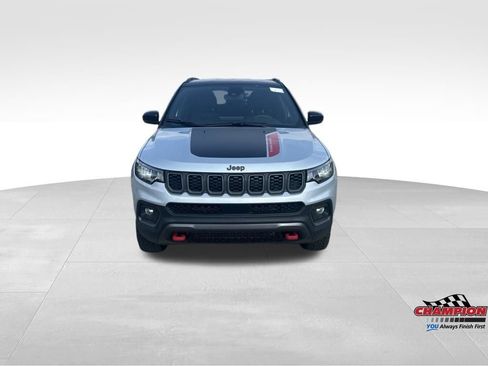 Used 2025 Jeep Compass Trailhawk AWD/4WD image 9