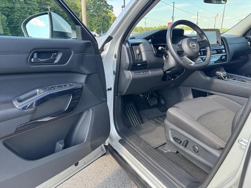 Certified 2025 Nissan Pathfinder SV FWD image 14