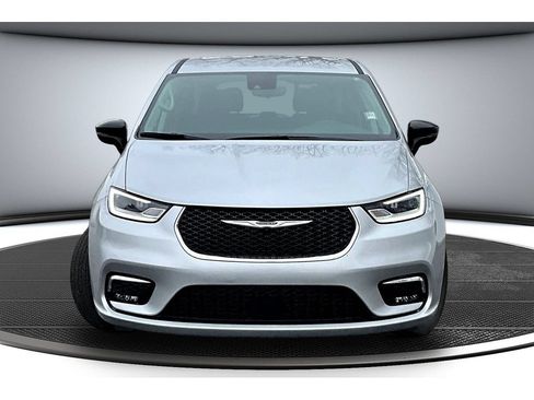 Used 2024 Chrysler Pacifica Touring-L FWD image 4