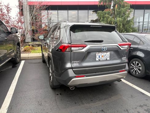 Used 2022 Toyota RAV4 Limited AWD/4WD image 5