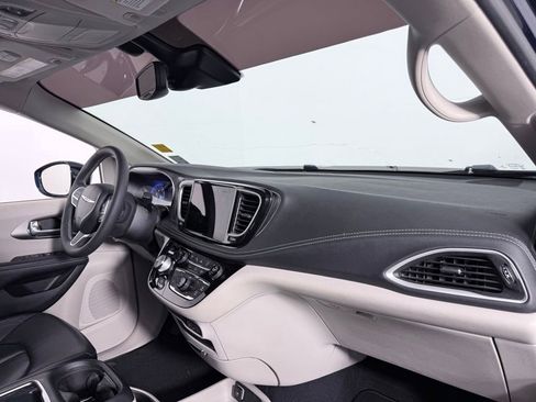 Used 2022 Chrysler Pacifica Touring-L w/ Uconnect Theater Family Group image 26