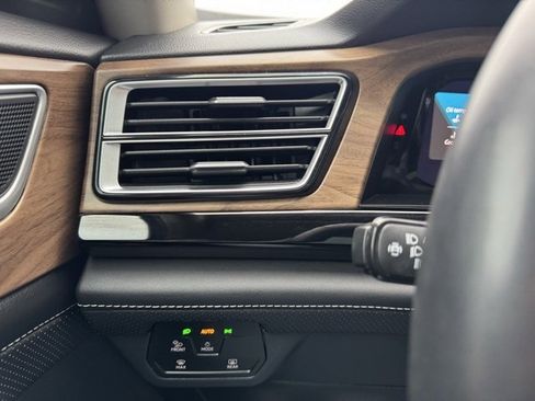 Used 2024 Volkswagen Atlas SE image 27