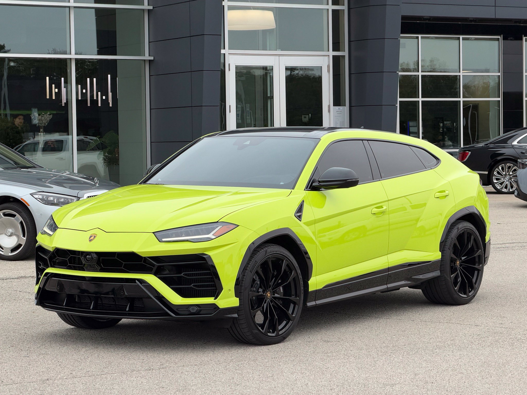 Used 2022 Lamborghini Urus AWD/4WD image 1