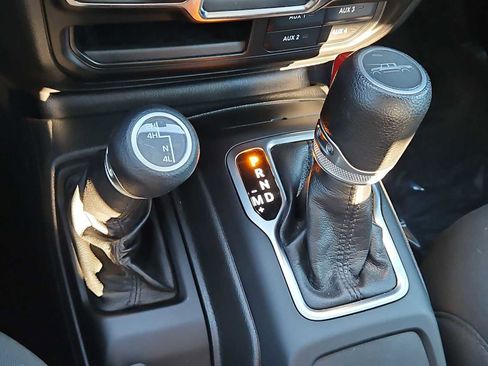 Used 2022 Jeep Gladiator Sport image 29