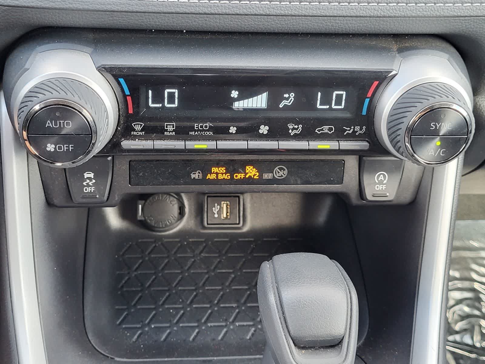 Used 2025 Toyota RAV4 XLE AWD/4WD image 19
