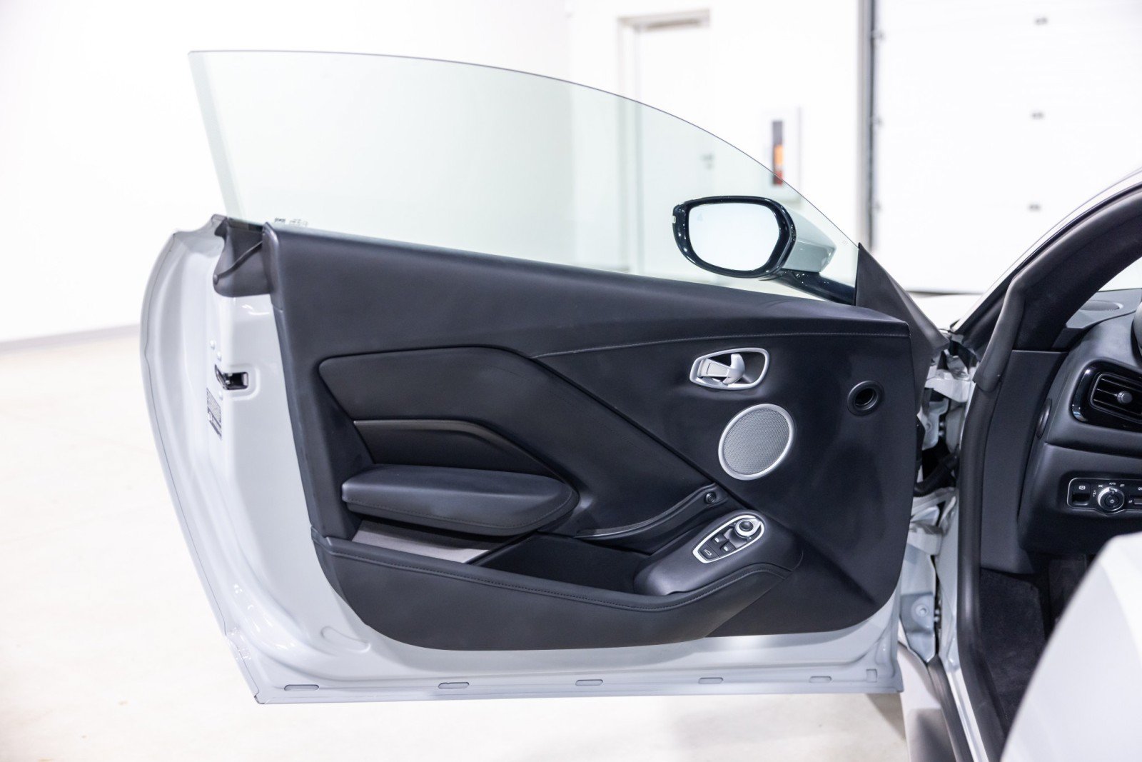 Used 2023 Aston Martin V8 Vantage Coupe RWD image 26