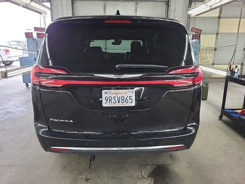 Used 2025 Chrysler Pacifica Select FWD image 4