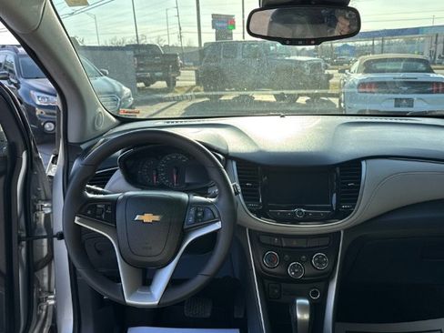Used 2022 Chevrolet Trax LT w/ LT Convenience Package image 18