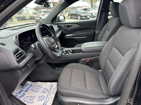 Used 2025 Chevrolet Traverse LT image 61