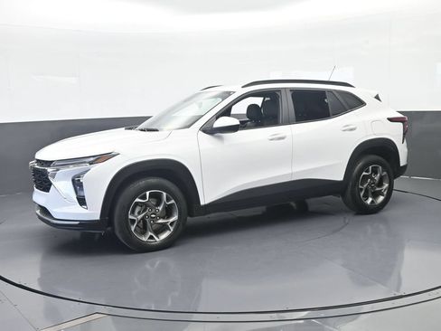 Used 2024 Chevrolet Trax LT FWD image 2