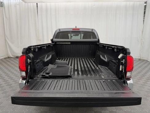 Used 2018 Toyota Tacoma SR5 w/ SR5 Appearance Package (SM) AWD/4WD image 7