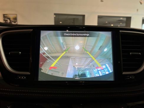 Used 2025 Chrysler Pacifica Limited image 27