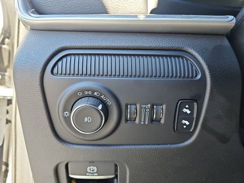 Used 2024 Jeep Wagoneer L Series III w/ Flexible Seating Group image 30