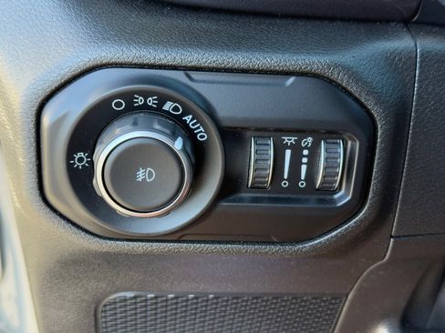 Used 2020 Jeep Wrangler Unlimited Sahara image 12