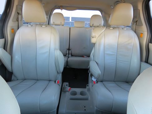 Used 2011 Toyota Sienna XLE image 42