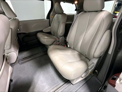 Used 2013 Toyota Sienna XLE image 34