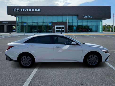 New 2026 Hyundai Elantra Hybrid FWD image 9