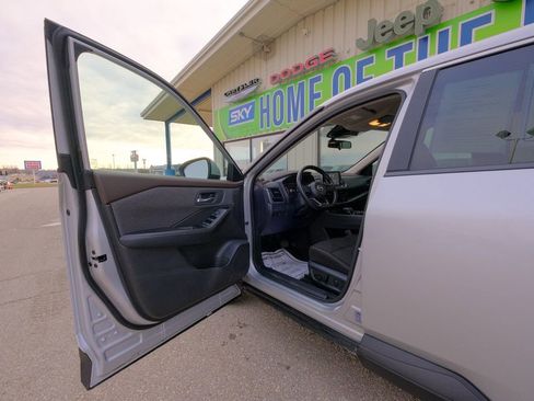 Used 2023 Nissan Rogue SV image 24