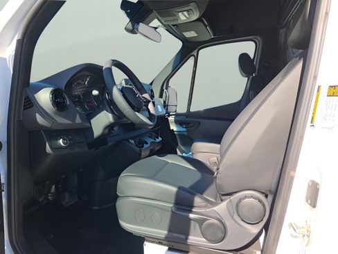 Used 2025 Mercedes-Benz Sprinter 2500 image 9