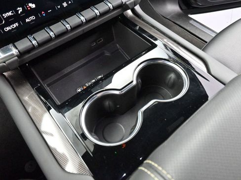 Used 2025 GMC Yukon Elevation image 28