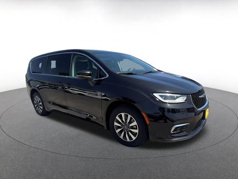 Used 2023 Chrysler Pacifica Touring-L FWD image 2