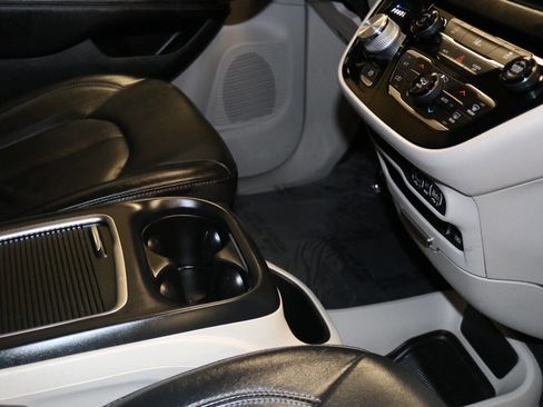 Used 2023 Chrysler Pacifica Touring-L image 55