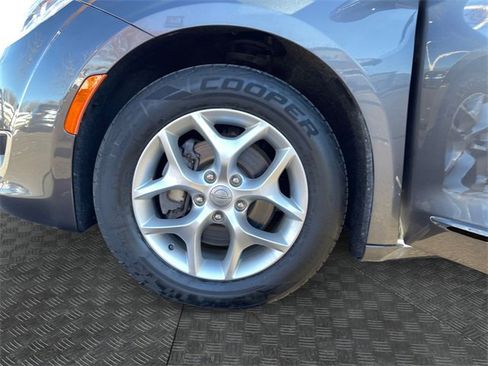 Used 2019 Chrysler Pacifica Limited image 14