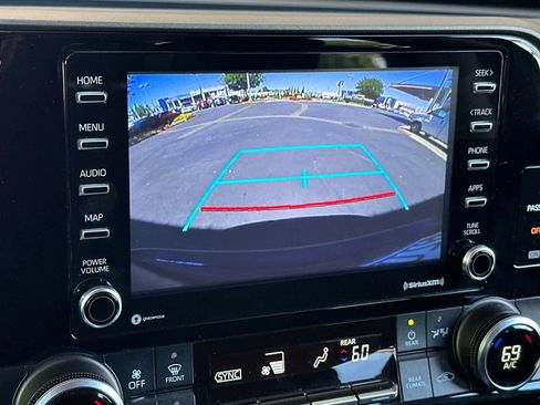 Used 2022 Toyota Highlander L AWD/4WD image 21