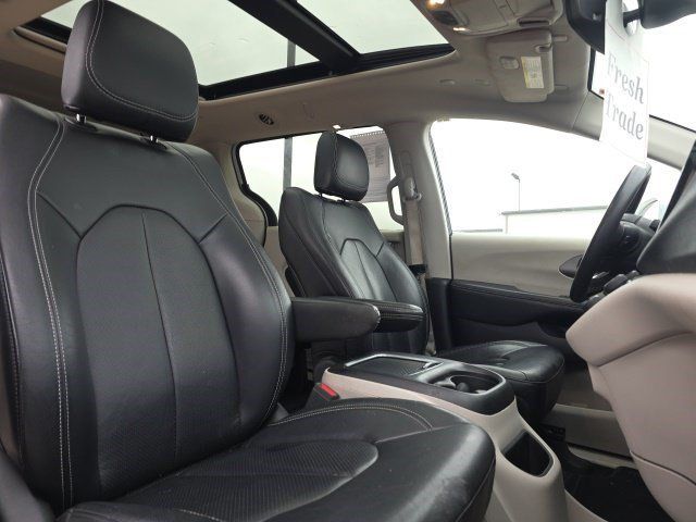 Certified 2022 Chrysler Pacifica Touring-L AWD/4WD image 15