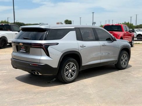 Used 2024 Chevrolet Traverse LS FWD image 2