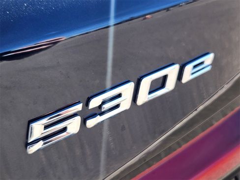 Used 2022 BMW 530e xDrive 530e iPerformance w/ M Sport Package image 13