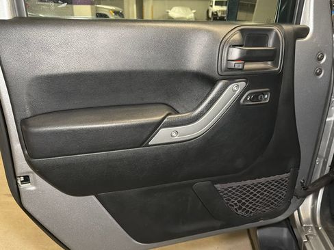 Used 2018 Jeep Wrangler Unlimited Sahara w/ Connectivity Group AWD/4WD image 15