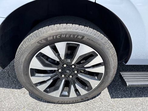 Used 2025 Ford Expedition Platinum w/ Driver's Package AWD/4WD image 17