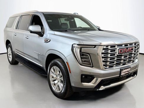 Used 2025 GMC Yukon XL Denali AWD/4WD image 3
