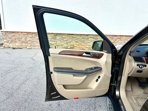 Used 2013 Mercedes-Benz GL 550 4MATIC image 26