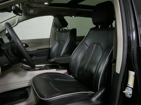 Used 2023 Chrysler Pacifica Limited w/ Uconnect Theater Family Group AWD/4WD image 11