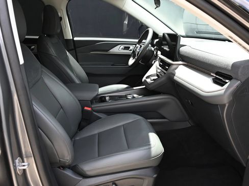 Used 2025 Ford Explorer Active w/ Active Comfort Package RWD image 15