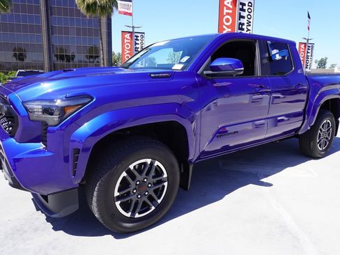 Certified 2025 Toyota Tacoma TRD Sport w/ TRD Sport Premium Package AWD/4WD image 4