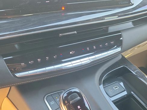 Used 2021 Cadillac Escalade Premium Luxury image 26