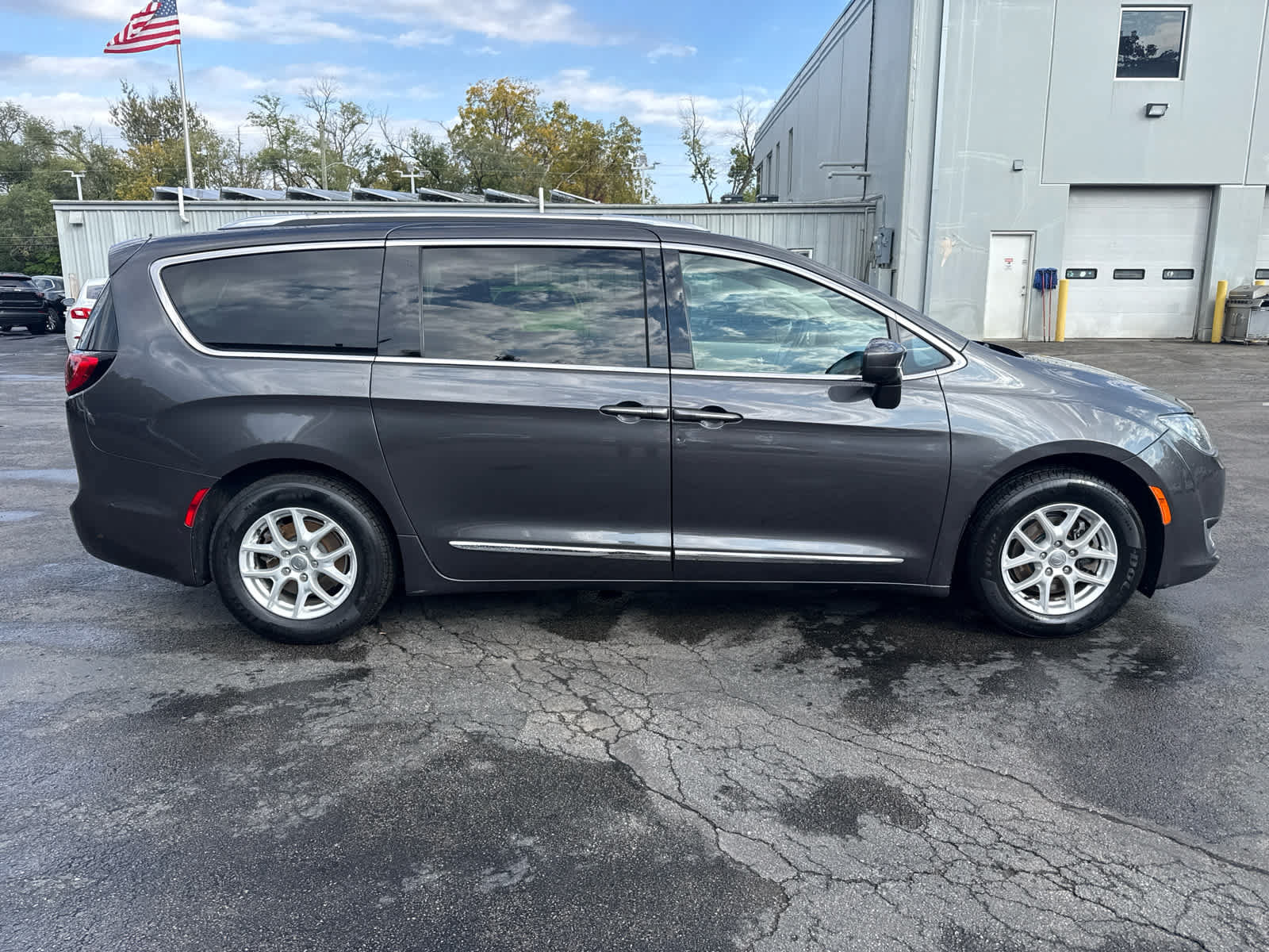 Used 2020 Chrysler Pacifica Touring-L FWD image 2